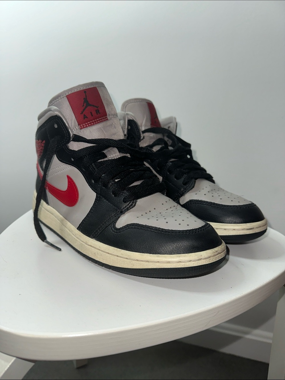 Jordan - (WMNS) Air Jordan 1 Mid 'Black Gym Red Grey